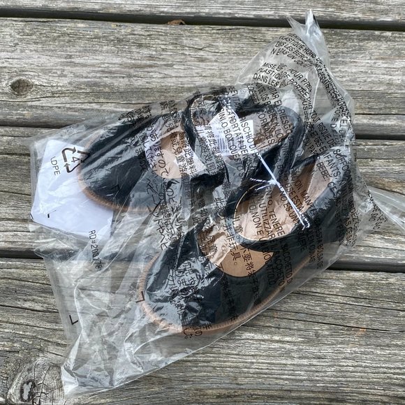 Old Navy Faux-Leather Uniform Mary-Janes for Toddler Girls - Picture 12 of 13